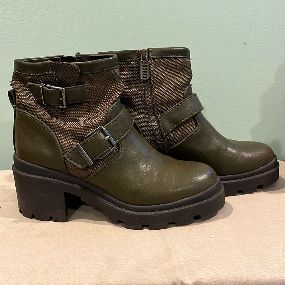 Circus Circus Green Chelsea Chunky Boot
Size 7